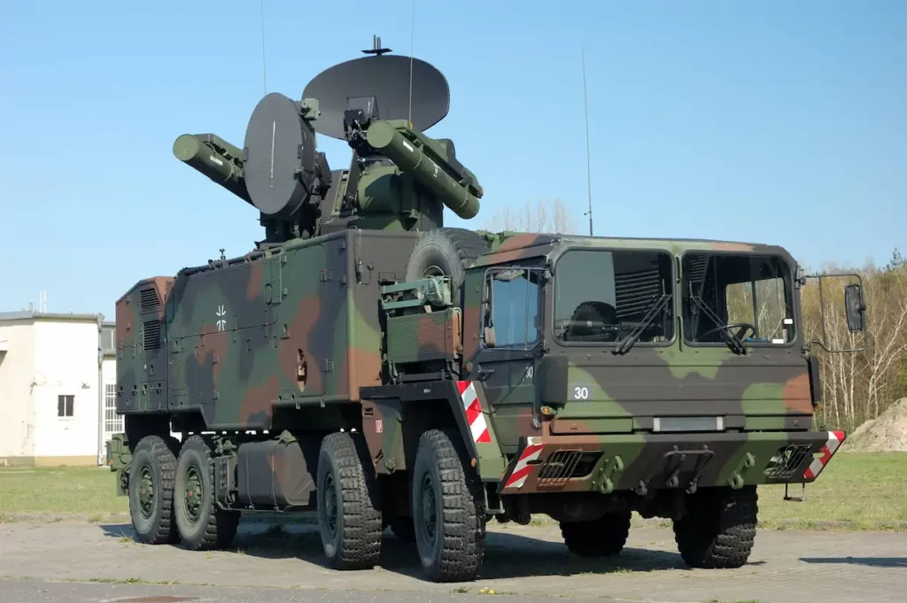 Bundeswehr-Flugabwehrfahrzeug mit Radar und Raketen in Tarnfarben