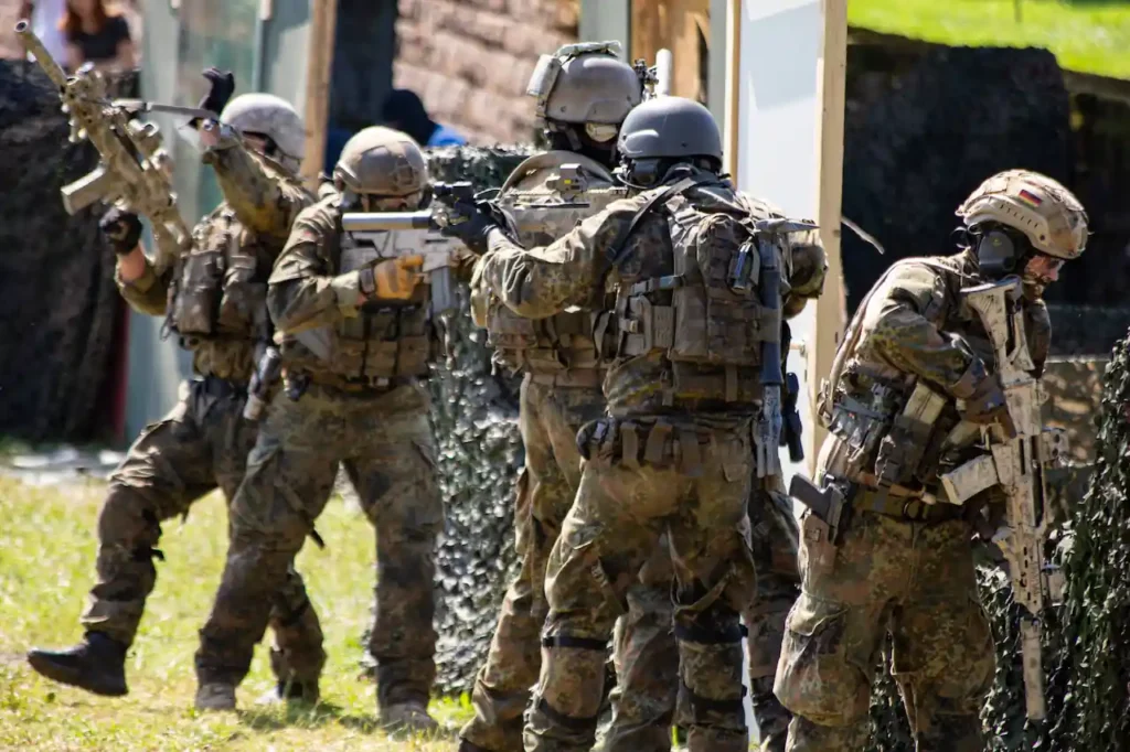 Spezialeinheit der Bundeswehr in Tarnausrüstung bei einer taktischen Übung