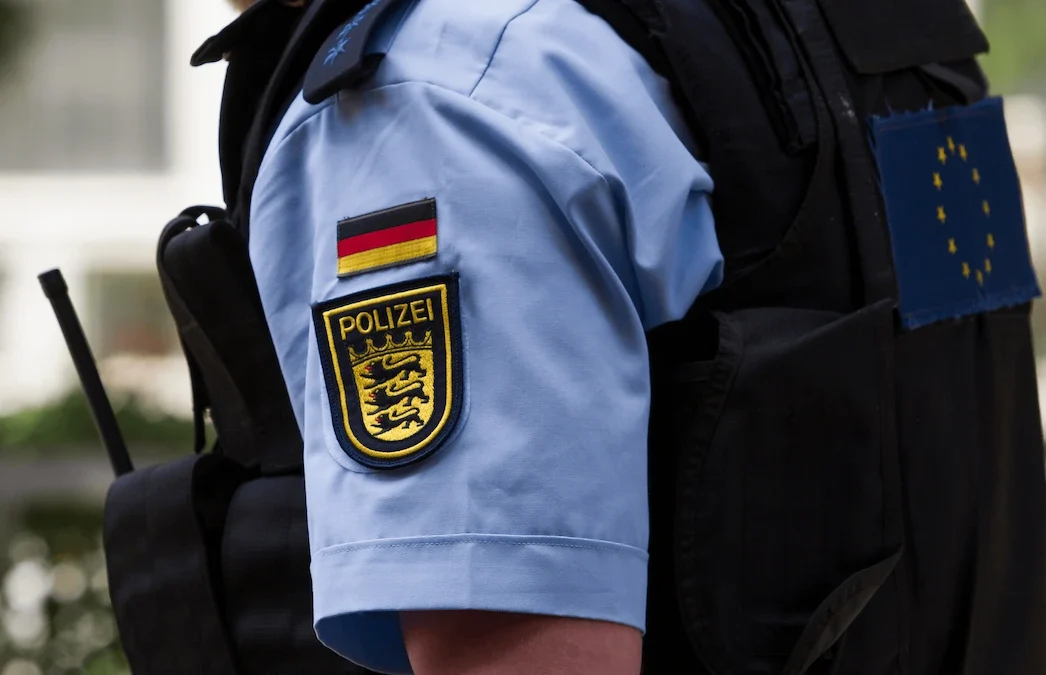 Polizeiuniform mit Wappen Baden-Württemberg, Deutschlandflagge und EU-Abzeichen